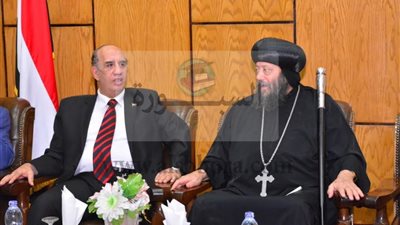 رئيس جامعة أسيوط يستقبل المهنئين بعيد الفطر 