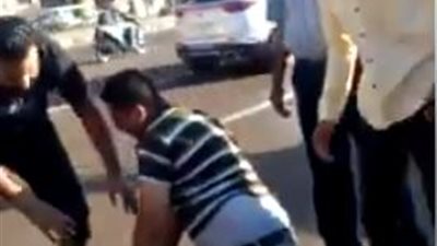 بالفيديو| مشاجرة بين سائق ميكروباص وأحد الركاب بسبب زيادة تعريفة الأجرة