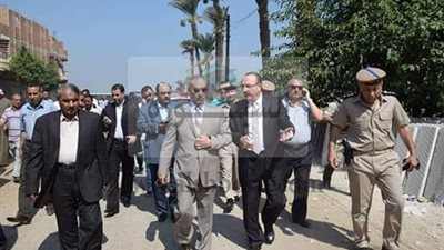 محافظ بني سويف يتفقد عدد من مواقف السيارات لمتابعة  التزام السائقين بالأجرة الجديدة