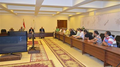 محافظ بني سويف يبحث تعظيم الإستفادة من جهود الجمعيات الأهلية في تحسين مستوى الخدمات والمشروعات الإنتاجية