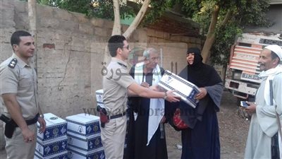 بالصور..مديريه امن بني سويف توزع 1250 كرتونة سلع غذائيه علي المواطنين 