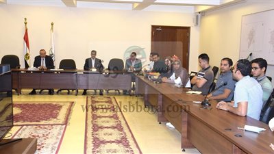 محافظ بني سويف يلتقي بمجموعة من الشباب لبحث تفعيل دورهم  في التنمية والإرتقاء بمستوى الخدمات 