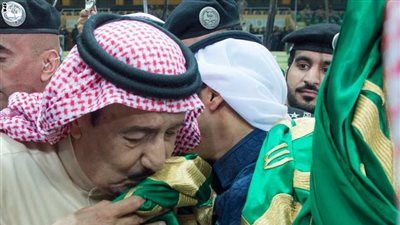 هل زار الملك الملك سلمان تيران وصنافير ورفع العلم السعودي علي الجزيرتين؟ 