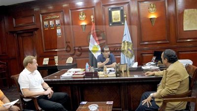 محافظ الأقصر يستقبل وفد الاتحاد المصرى والعربى والأفريقى للترايثلون