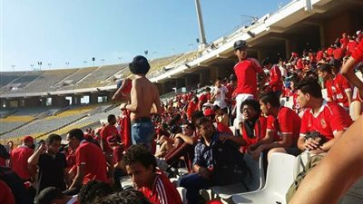 بالصور..جماهير الأهلي تتوافد على ملعب برج العرب 