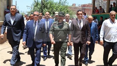 بالصور..محافظ كفرالشيخ يتقدم مشيعين شهيد القوات المسلحة وسط موكب جنائزى مهيب وهتافات: 