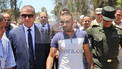 محافظ كفرالشيخ يكرم أسرة شهيد القوات المسلحة برحلة عملة ومنحة مالية وإطلاق إسمه على أحدى المدارس تخليدًا له