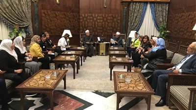 شيخ الأزهر يستقبل وفدا من المشاركات بمؤتمر