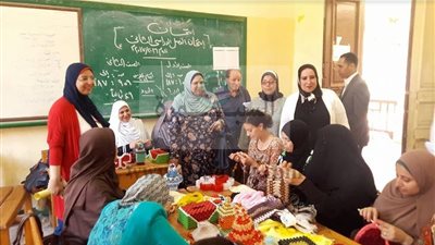 مدير تعليم شرق كفرالشيخ تتفقد معرض الأنشطة الصيفية للمدارس