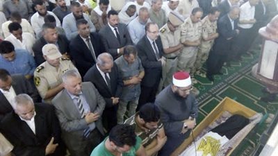 محافظ بني سويف ومدير الأمن والمستشار العسكري يتقدمون جنازة  الشهيد مجند 