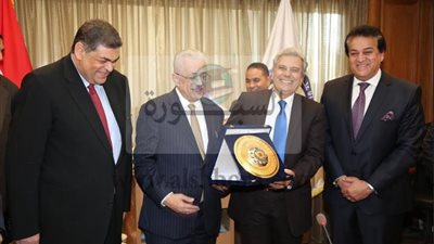 بالصور.. وزير التعليم العالي يكرم أشرف  حاتم وجابر نصار ورئيس جامعة بني سويف 