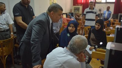 القائم بأعمال رئيس جامعة سوهاج يتفقد معامل التنسيق الإلكتروني 