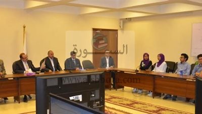 محافظ بني سويف يكرم الطلاب الفائزين بجوائز مسابقة جينيس الأمريكية 