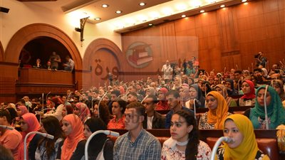 نائب برلمانى يمنح اوائل الثانوية والدبلومات 250الف جنية 