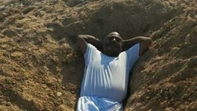 بالصور..موجة بالتربية والتعليم يحفر قبرا له ولاولادة 