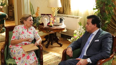 عبد الغفار يلتقي المرشحة المصرية لمنصب مدير عام اليونسكو.. ويؤكد دعم الوزارة الكامل لها