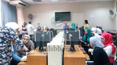 إقبال كثيف من طلاب المرحلة الثانية للثانوية العامة بمعامل آداب  عين شمس