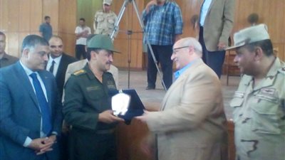 تسليم شهادات  الإعفاء من الخدمة العسكرية لذوي الاحتياجات الخاصة بجامعة عين شمس