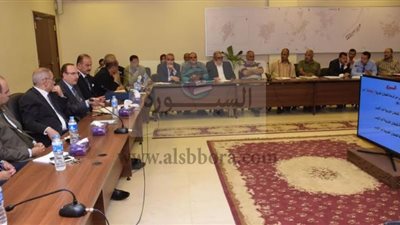 محافظ بني سويف يبحث تطورات الموقف التنفيذي وإجراءات وضوابط البت في طلبات تقنين الأراضي