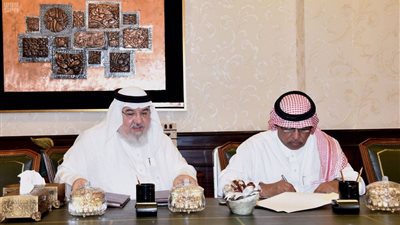 بالصور.. مدير جامعة أم القرى يوقع مبادرة تعليم اللغة الانجليزية 