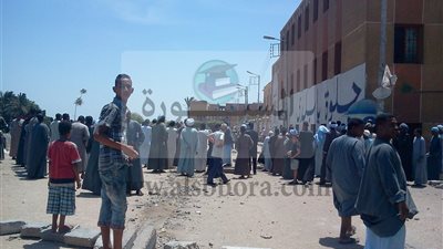 عاجل ... إهالى محتجز بمركز شرطة إسنا يغلقون مدخل المدينة جنوب الأقصر