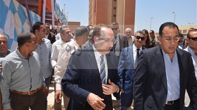 محافظ بني سويف يشارك وزير الإسكان في تسليم  100 وحدة اسكان اجتماعي  ببني سويف
