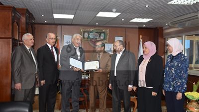 رئيس جامعة مدينة السادات  يُسلم شهادات الإعتماد الممنوحة من الهيئة القومية لضمان جودة التعليم والإعتماد
