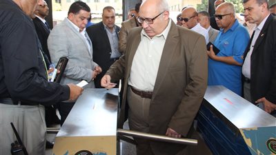 رئيس جامعة عين شمس يشهد الافتتاح التجريبي للبوابات الإلكترونية بنظام البطاقات الممغنطة