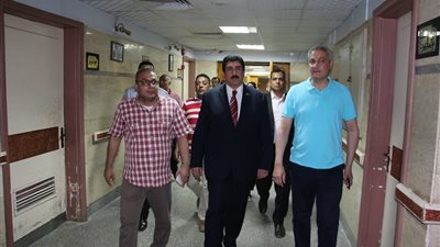 بالصور.. رئيس جامعة بنى سويف يتفقد المستشفى الجامعي عقب الحريق ويؤكد على انتظام العمل بالمستشفى