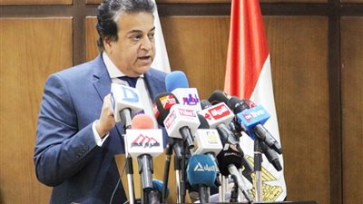 عبدالغفار يستعرض تقريراً حول نشاط المكتب الثقافى المصرى بلندن