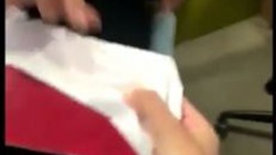 موظفة جوزات قطرية تهين الاعراف الدبلوماسية