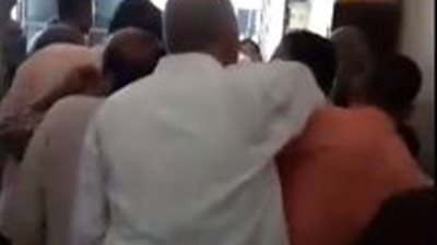 بالفيديو| معلمون يتظاهرون بشأن عدم صرف راتب شهر يوليو حتى الآن 