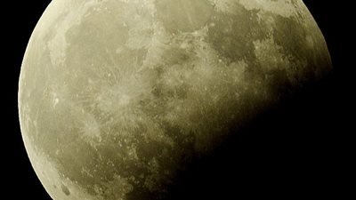 بالصور.. قسم العلوم الفلكية بجامعة الملك عبدالعزيز يرصد الخسوف الجزئي للقمر