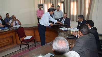 محافظ بني سويف يصرف مساعدات عاجلة لـ 16 أسرة فقيرة ويوجه بحصر الحالات الإنسانية  