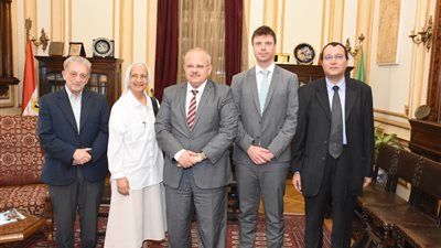 بالصور ... وفد كنسي كاثوليكي يزور رئيس جامعة القاهرة