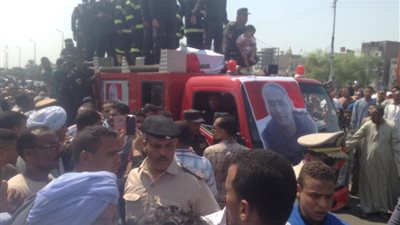 الطفل ياسين يتقدم الجنازة العسكرية لوالده الرائد أحمدعبدالفتاح بقنا