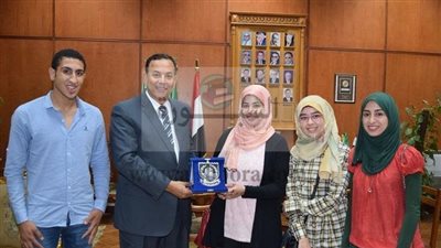رئيس جامعة المنوفية يتسلم درع جامعة نزوى بعمان