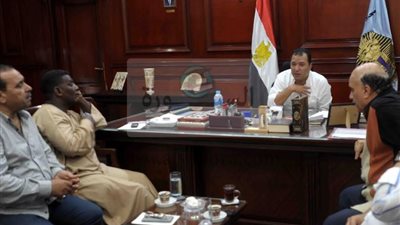 محافظ الأقصر يناقش إجراءات إنشاء شادر للخضروات والفاكهة بالبياضية