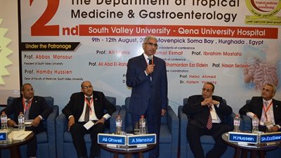 رئيس جامعة جنوب الوادي يفتتح المؤتمر العلمي الثاني لقسم طب المناطق الحارة والجهاز الهضمي بطب قنا