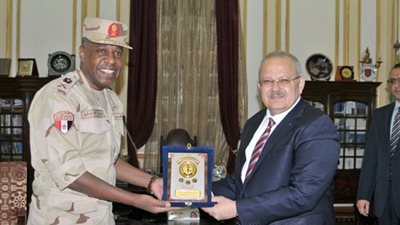 بالصور.. قائد قوات الدفاع الشعبي والعسكري يزور رئيس جامعة القاهرة