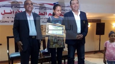 محافظ الأقصر ووكيل التعليم يكرمان أوائل الشهادات