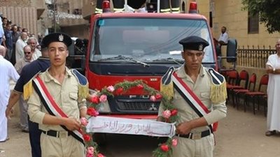 محافظ المنوفية ومدير الأمن يتقدمان جنازة الشهيد ملازم أول تامر عبدالحافظ بمسقط رأسه بقرية أم خنان بقويسنا