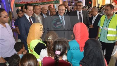 محافظ بني سويف يسلم الملابس المدرسية لبعض أطفال الأسر الأولى بالرعاية