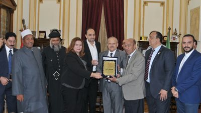 رئيس جامعة القاهرة يستقبل وفدا من الطوائف المسيحية وشخصيات اسلامية من بيت العائلة
