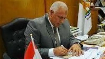 محافظ الوادى الجديد يرد المبالغ المحصلة للمرشحين للاشتراك فى رحلات اوائل الطلاب 