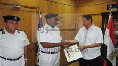 مدير أمن الأقصر يكرم أمين الشرطة ابو الحسن ابو العطا