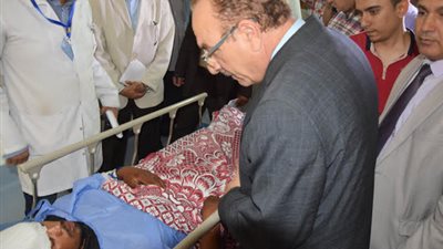  محافظ بني سويف يطمئن على مصابي حادث  الصحراوي الشرقي ويوجه بسرعة استخراج تصاريح الدفن