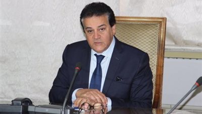وزير التعليم العالى يحدد أسباب بدء الدراسة مبكرا عن المدارس