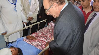 محافظ بني سويف يكافئ طاقم المستشفى العام لمجهودهم المتميز في رعاية مصابي حادث الصحراوي الشرقي