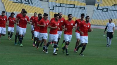 المنتخب الوطنى بالزي الأبيض الكامل امام اوغندا